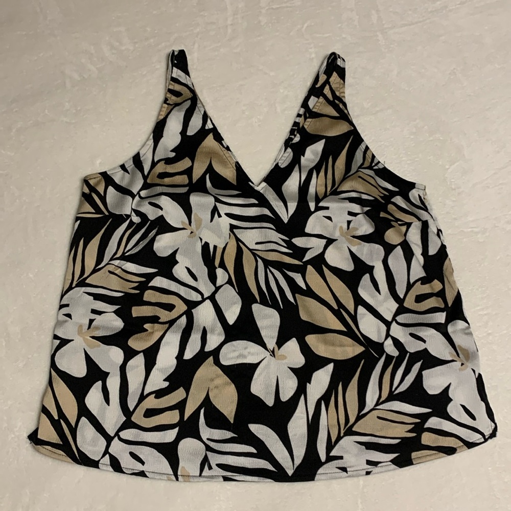 Old navy women’s v neck tank size medium